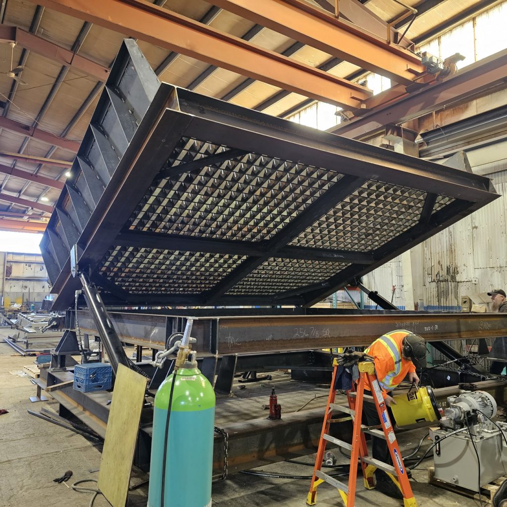 Hydraulic grizzly tilted up for clearing oversized material